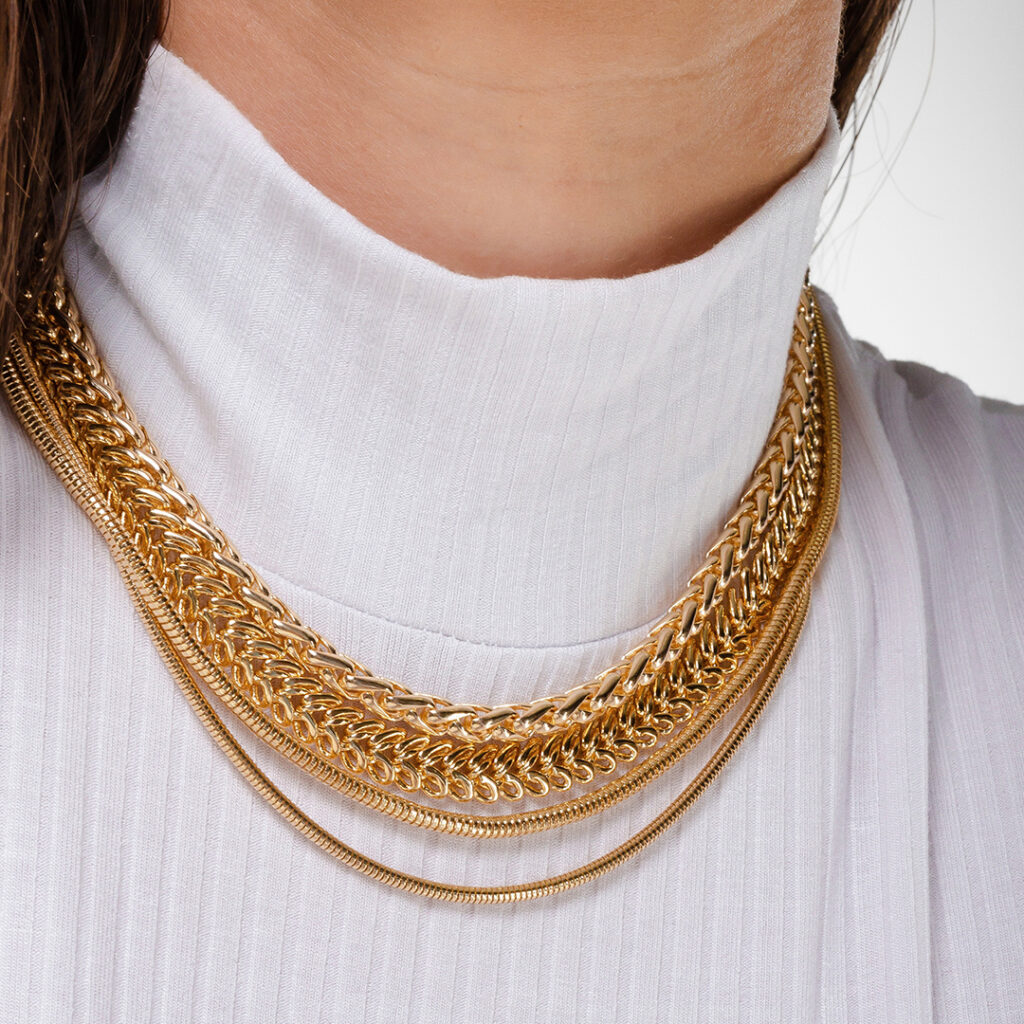 semijoias-com-blusa-de-gola-alta