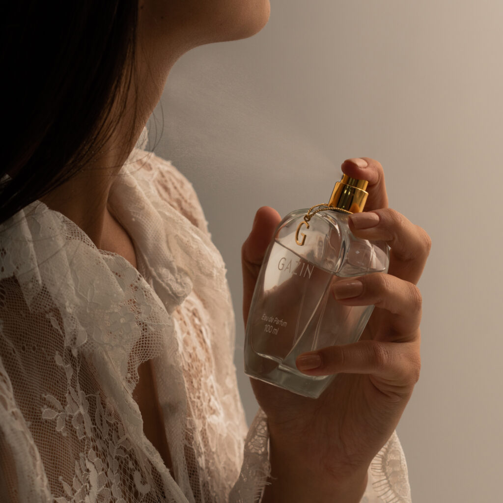 mulher borrifando perfume Gazin com fragrância exclusiva