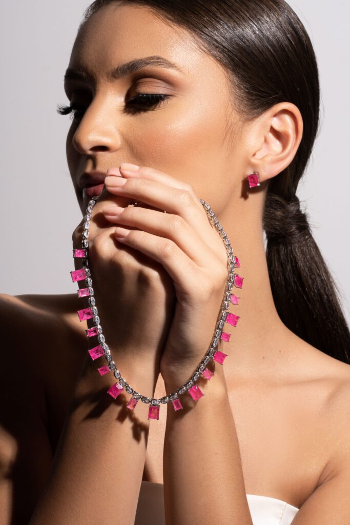 colar e brinco com pedra retangular na cor rosa