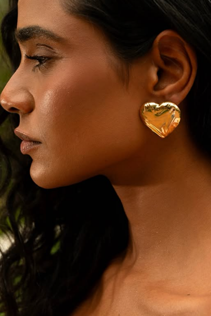 brincos dourados com design limpo outono 2026